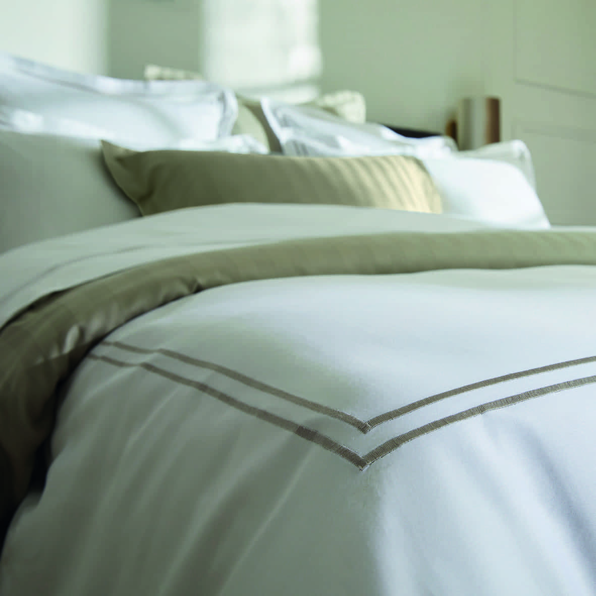 Housse de couette + 2 taies d'oreiller satin de coton - Biarritz Taupe / Blanc - 200 x 220 cm + 2 x (80 x 80 cm) – Image 3