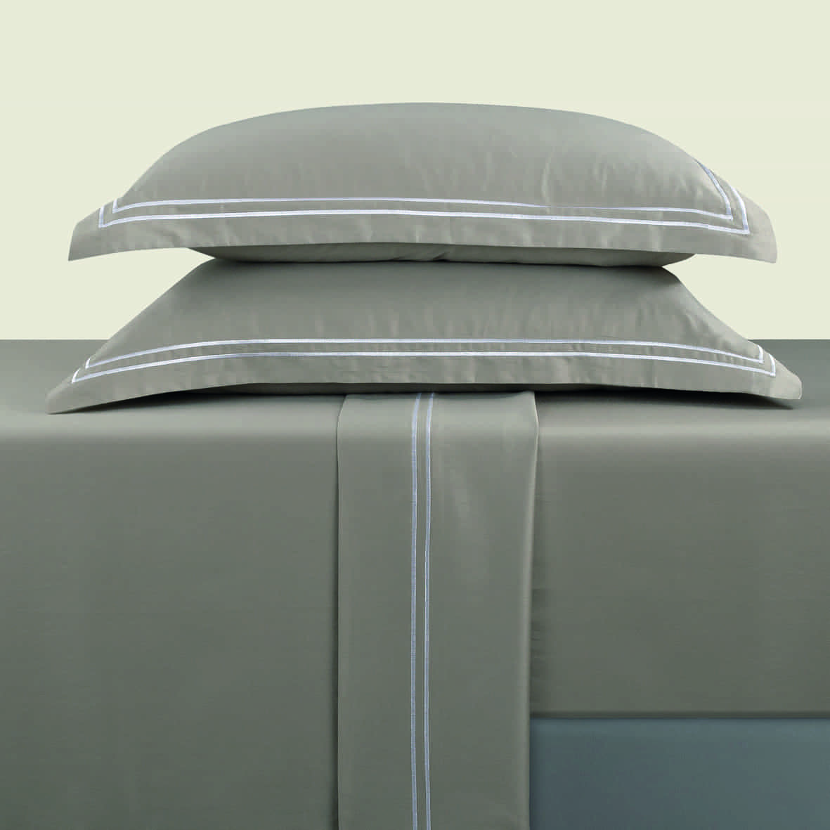 Ensemble de draps satin de coton - Biarritz Blanc / Taupe - 230 x 270 cm + 150 x 200 x 30 cm + 2 x (50 x 80 cm) – Image 3